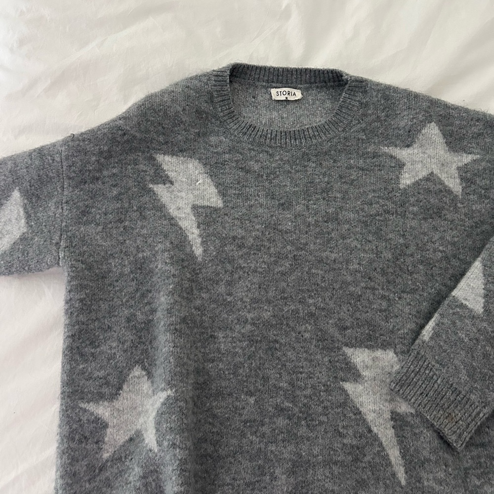 Storia Gray Crewneck Sweater with Star Pattern